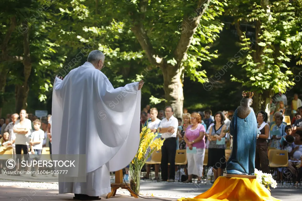 France, Haute Savoie, La Roche-sur-Foron, Mass at la Bnite Fontaine sanctuary