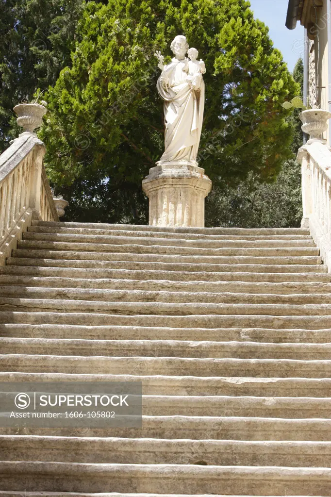 France, Vaucluse, Frigolet, Saint Michel de Frigolet abbey. Statue of Saint Joseph and Jesus.