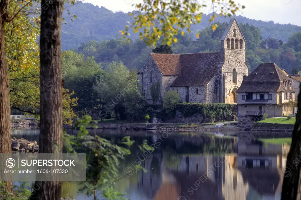 France, Limousin, Correze (19), Beaulieu-sur-Dordogne, Penitents chapel and Dordogne river