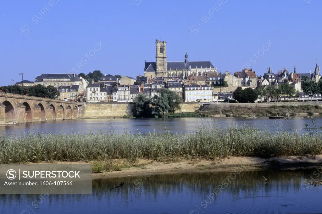 France, Burgundy, Nievre (58), Nevers city and Loire river