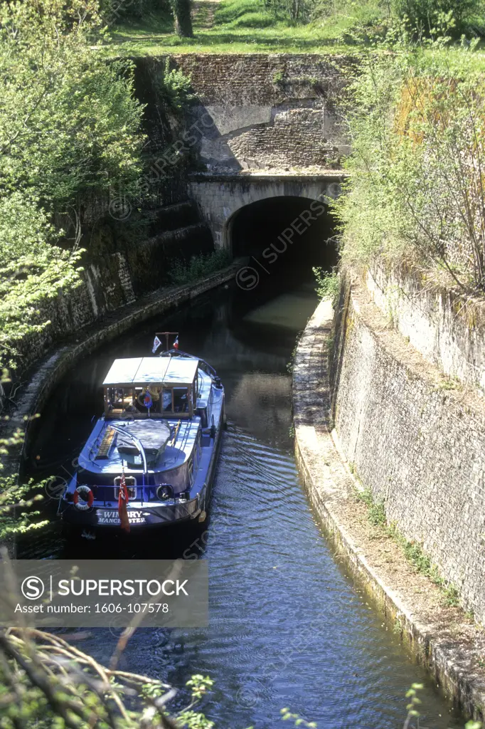 France, Burgundy, Nievre (58), La Collancelle, Nivernais canal, Tranche de la Collancelle and tunnel