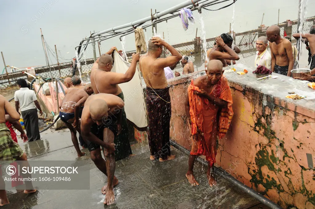 India, Andhra Pradesh, Vijayawada, men taking shower on ghats