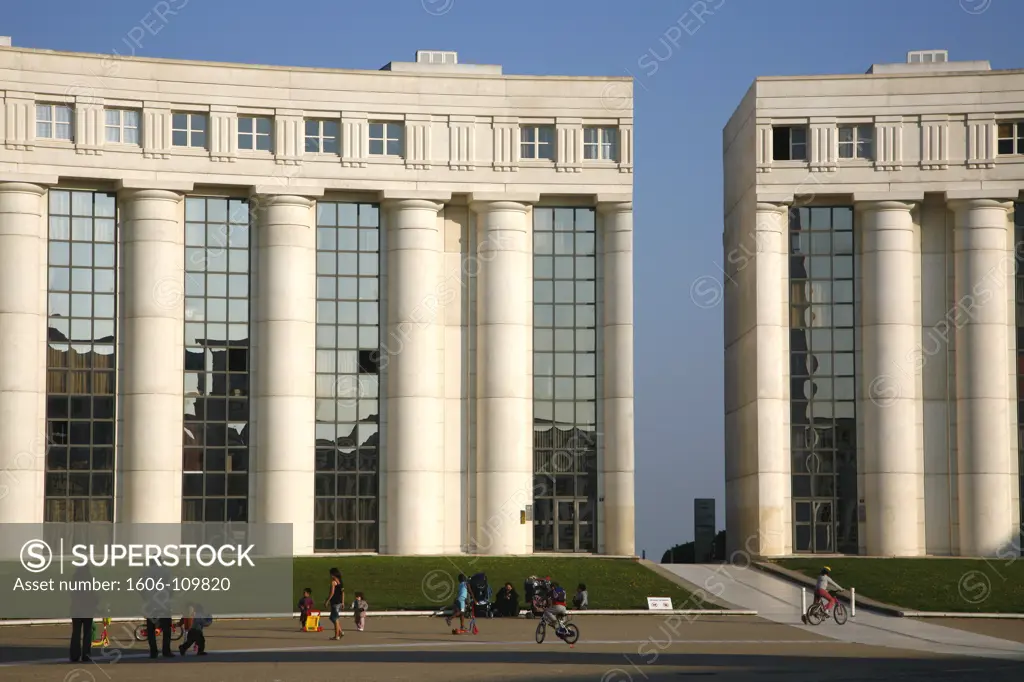 France, Paris-Ile-de-France, Val d'Oise, Cergy-Pontoise, Cergy, Axe Majeur-Horloge district (or Cergy saint Christophe district), building of Ricardo Bofill, Colonne Hubert Renaud square