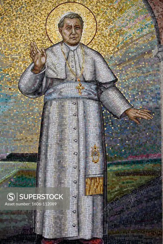 Italie, Bari, Noci, Madonna della Scala Benedictine abbey, Noci, Apulia Mosaic depicting Pope Pius X