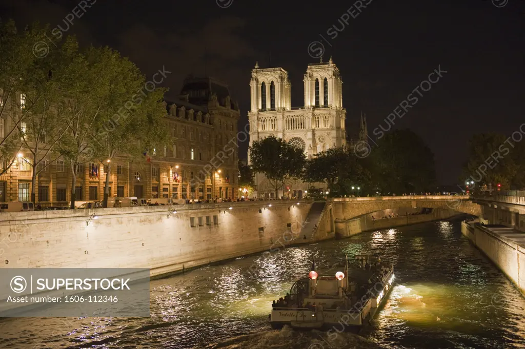 France, Paris, ile de la Cit, Notre Dame cathedral and Seine river