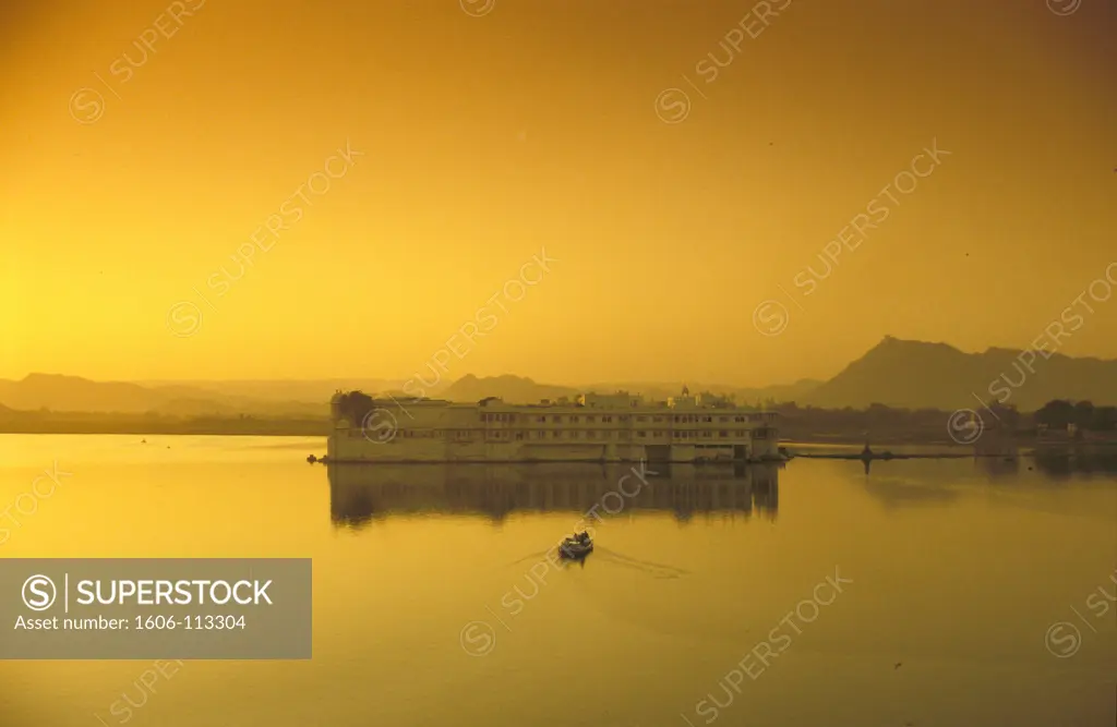 India, Rajasthan, Udaipur, Lake Palace Hotel