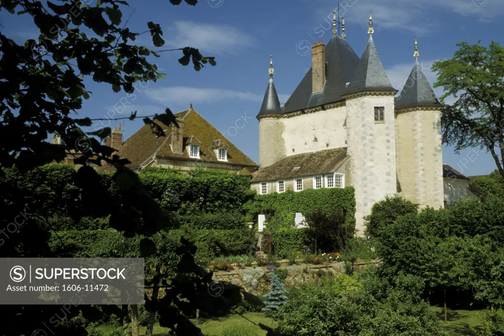 France, Burgundy, Yonne, Villeneuve sur Yonne, Joigny door, castle