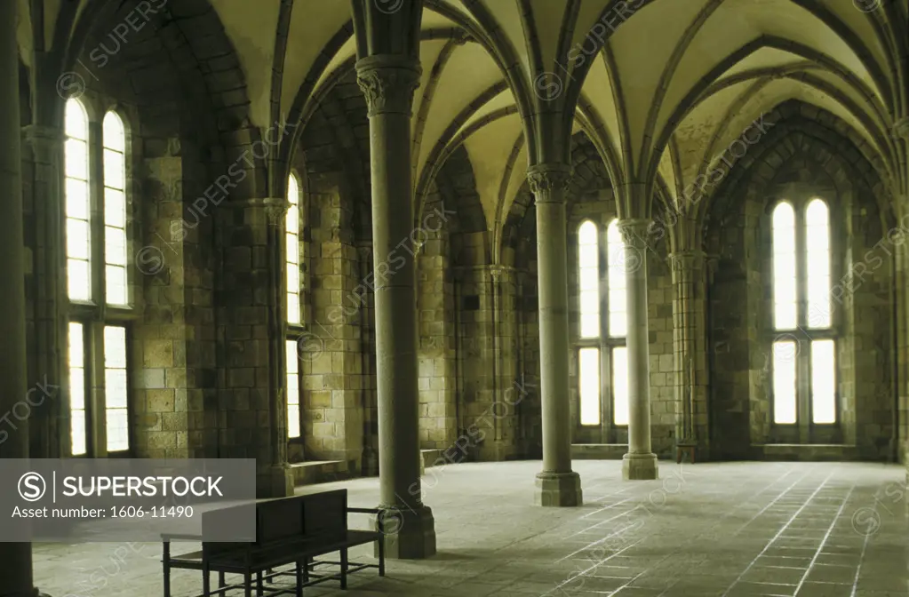 50. Mont St Michel, intérieur de la salle des hôtes (XIIIème siècle), banc en bois, arcades