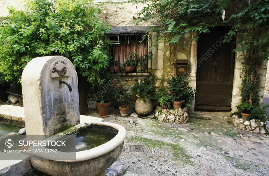 France, Alpes maritimes, St Paul de Vence, fountain