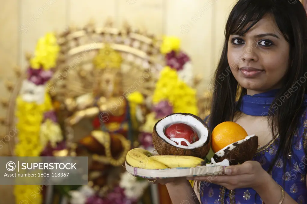 Grande-Bretagne, Londres, Woman with offerings in Highgate Hill Hindu temple, London