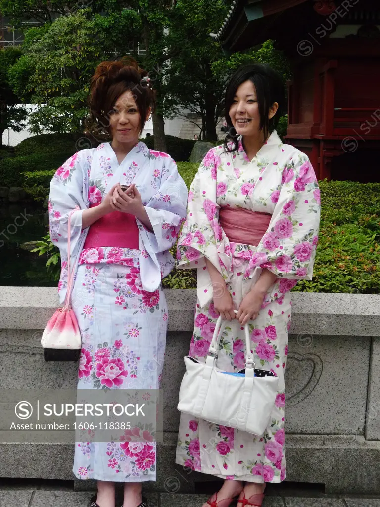 JAPON, TOKYO, Japanese women wearing kimonos