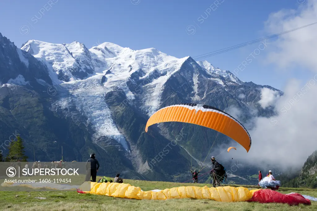 France, Alps, Haute Savoie, Chamonix-Mont Blanc, Planpraz, paragliding, Mont Blanc in background