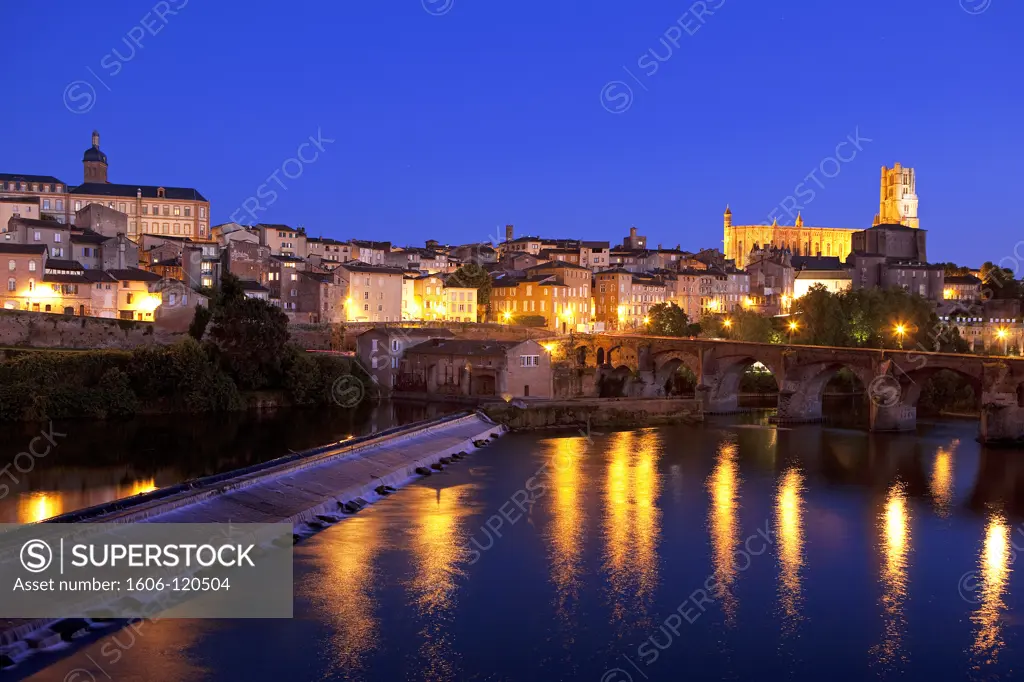 France, Midi-Pyrnes, Tarn, Albi, cathedral and river Tarn