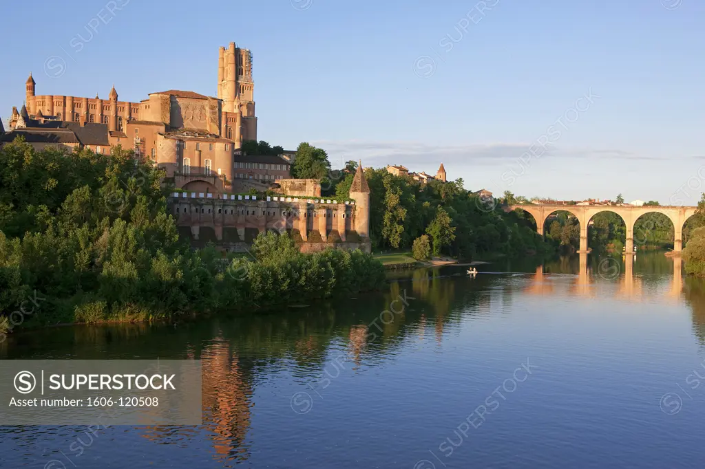 France, Midi-Pyrnes, Tarn, Albi, cathedral and river Tarn