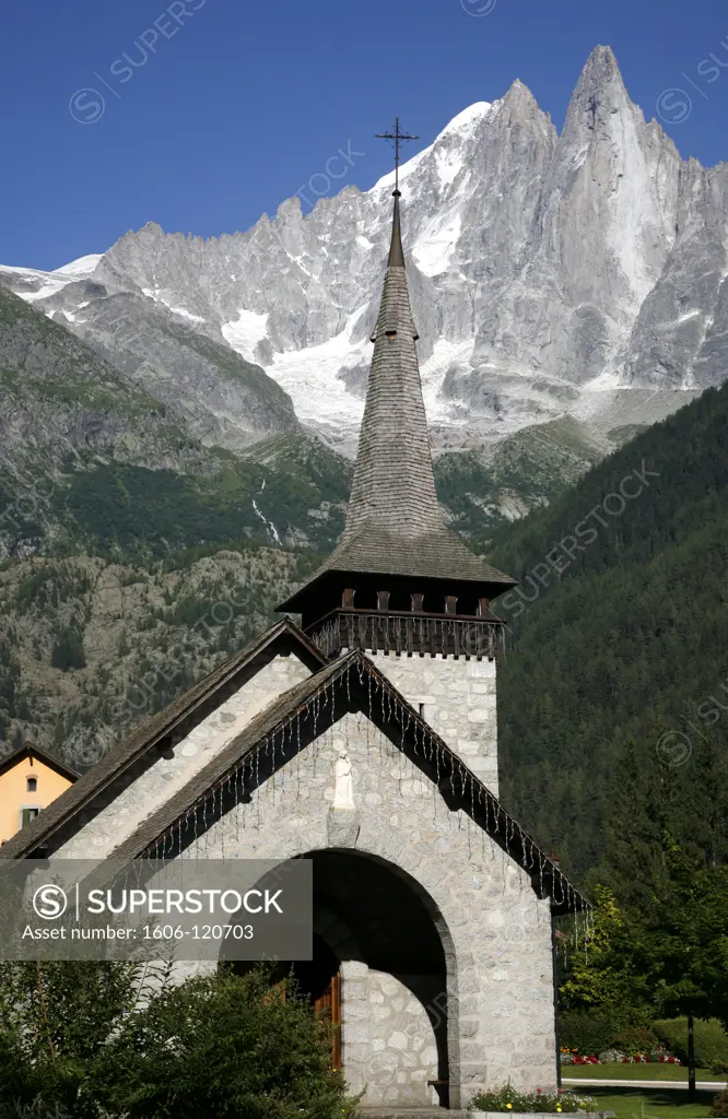 France, Rhone-Alpes, Haute Savoie (74), Chamonix valley, Mont Blanc chain, les Praz chapel and les Drus peak