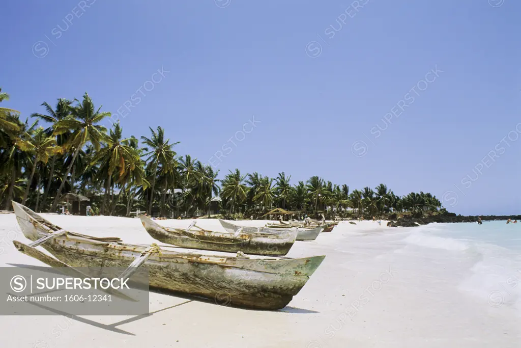 Comoros, Grande Comore, Galawa beach, fishing boats on the sand