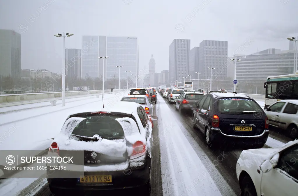 France, Paris, Charles de Gaulle bridge, traffic under snow