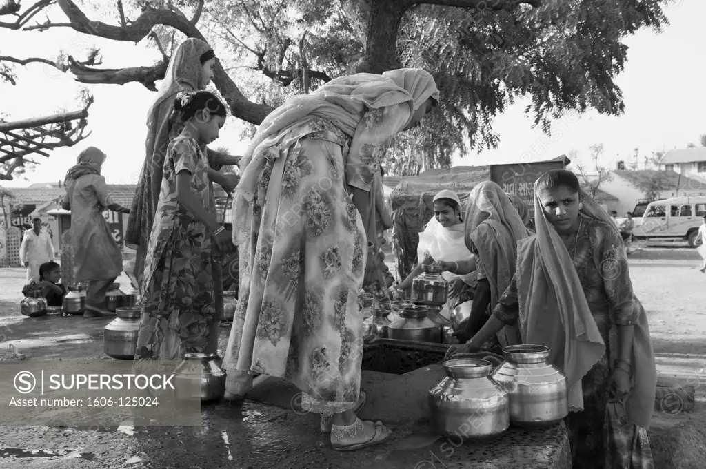 India, Gujarat, Kutch, north of Bhuj, women drawing water