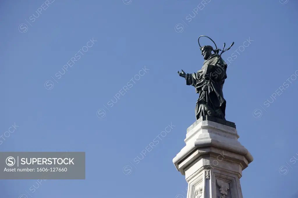 Italie, Campanie, Naples, Piazza San Domenico Maggiore column, Napoli Statua sulla guglia in Piazza San Domenico Maggiore   Italia.