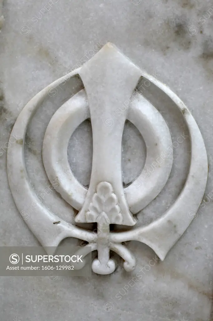 India, Delhi. 'Gurdwara Sisganj, Old Delhi The Khanda (Punjabi:     , kha   ) is one of most important symbols of Sikhism. It is a collection of four weapons commonly used by Sikhs at the time of Guru Gobind Singh.  In the centre of the insignia is the tw