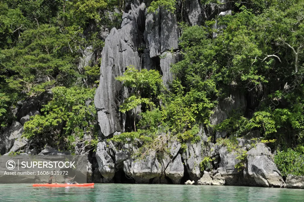 Philippines, Palawan, tourists in kayak