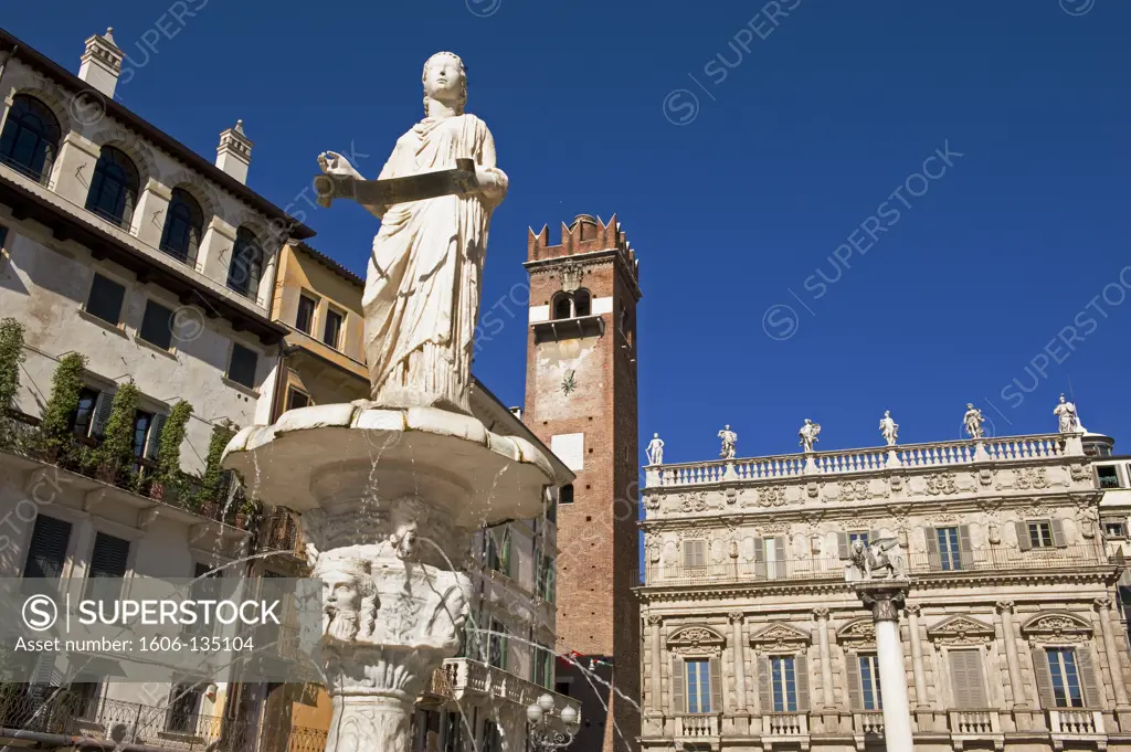Italy, Veneto, Verona, Piazza delle Erbe, fountain, Maffei palace in background