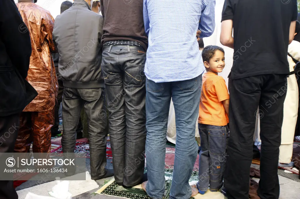 France, Ile-de-France, Paris. Muslims praying outside the Paris Great Mosque on Aïd El-Fitr festival France