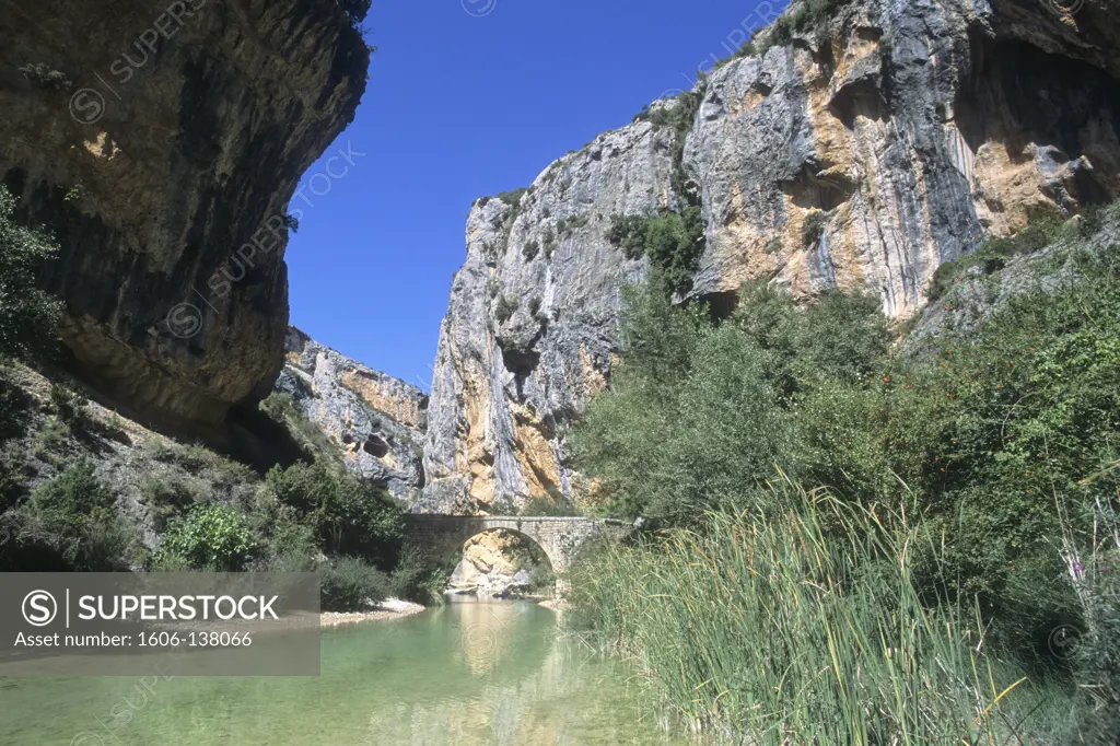 Spain, Aragon, Huesca province, Alquezar (sierra de Guara) rio Vero canyon and Villacantal bridge
