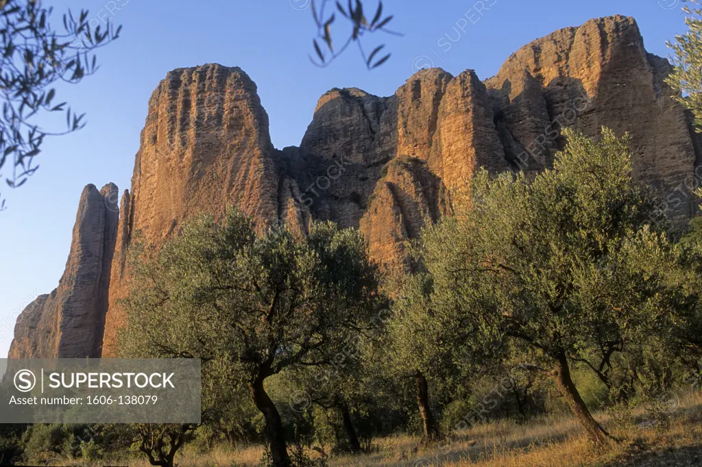 Spain, Aragon, Huesca province, Riglos, Los Mallos de Riglos