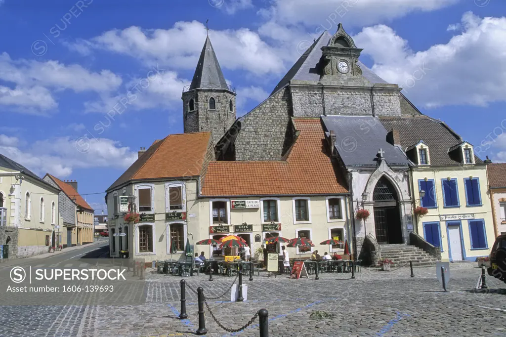 France, Nord Pas-de-Calais, Pas-de-Calais (62), Samer (>Boulogne sur mer area) square and church