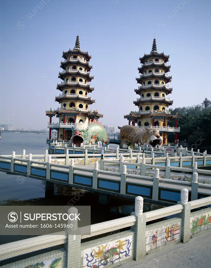 Taiwan, Kaohsiung, Lotus Lake / Dragon & Tiger Pagoda (Lunghu Ta)