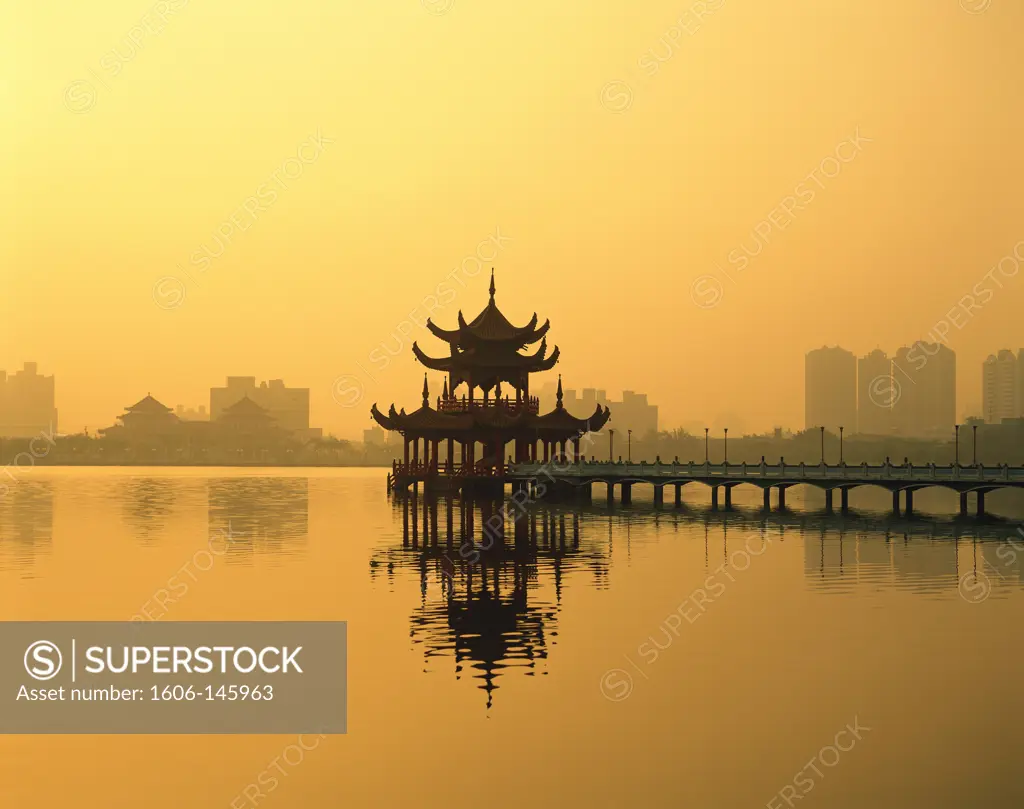 Taiwan, Kaohsiung, Lotus Lake / Nine Cornered Bridge & Wuli Pagoda / Dawn / Sunrise