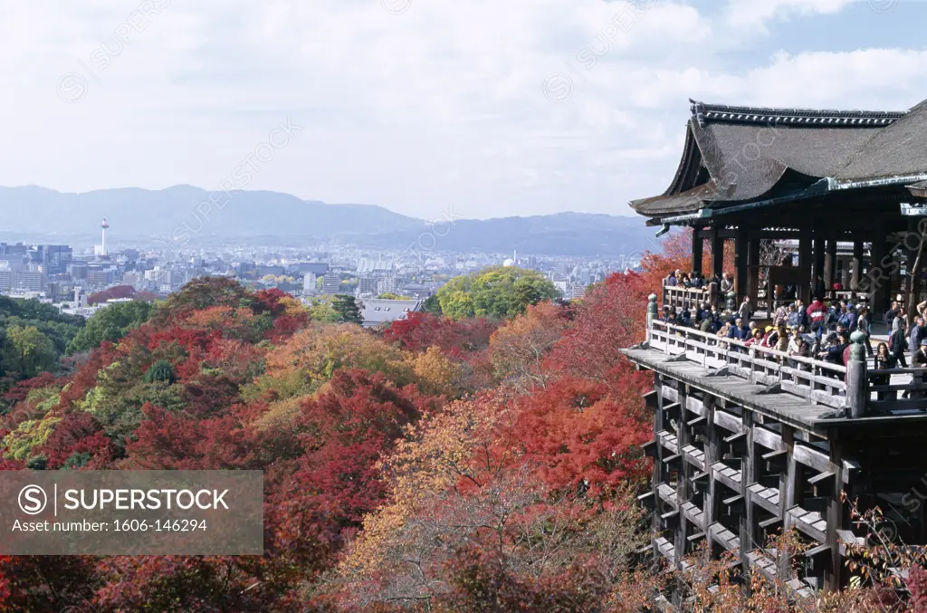 Japan, Honshu, Kyoto, Kiyomizu Temple (Kiyomizu-dera) / Autumn Leaves