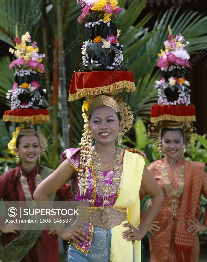 Malaysia, Penang, Penang Cultural Centre / Girls Dressed in Malay Traditional Costume