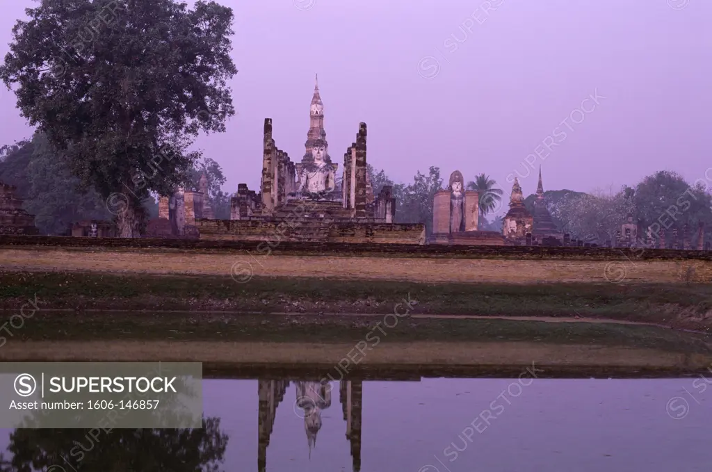Thailand, Sukhothai, Wat Mahathat / Dawn