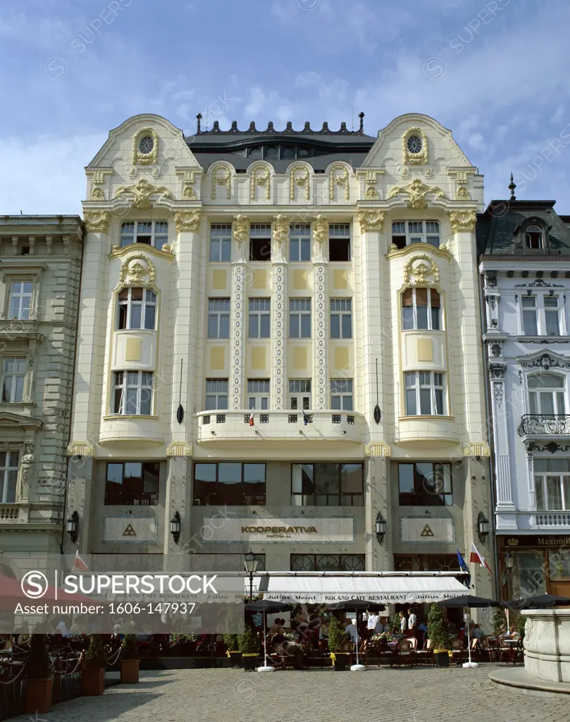 Slovakia, Bratislavia, Old City Market Place (Hlavne namestie) / Cafes