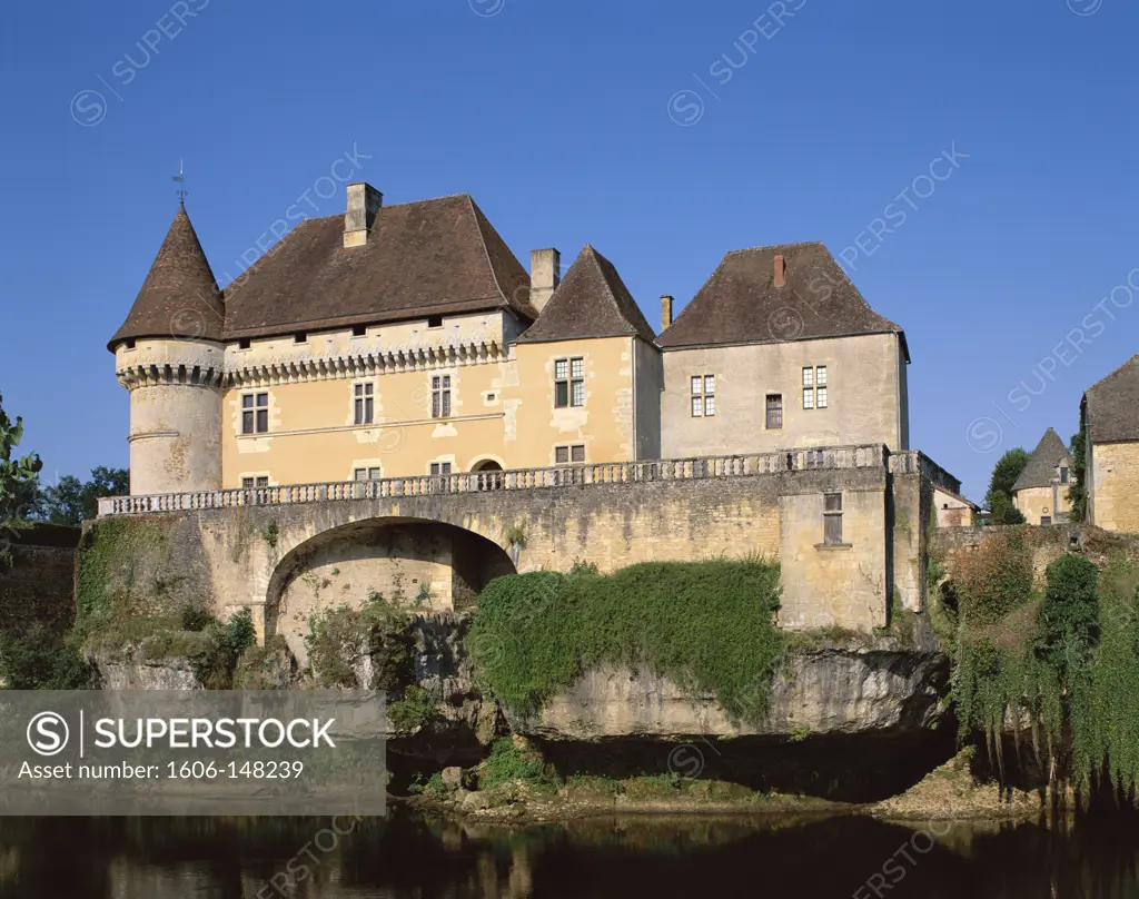 France, Dordogne, Chateau de Losse & Vezere River
