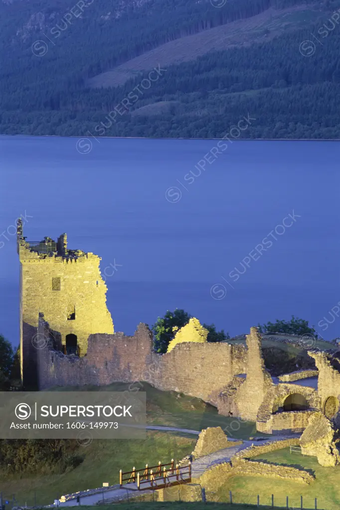 Scotland, Highlands, Loch Ness / Urquhart Castle / Night View