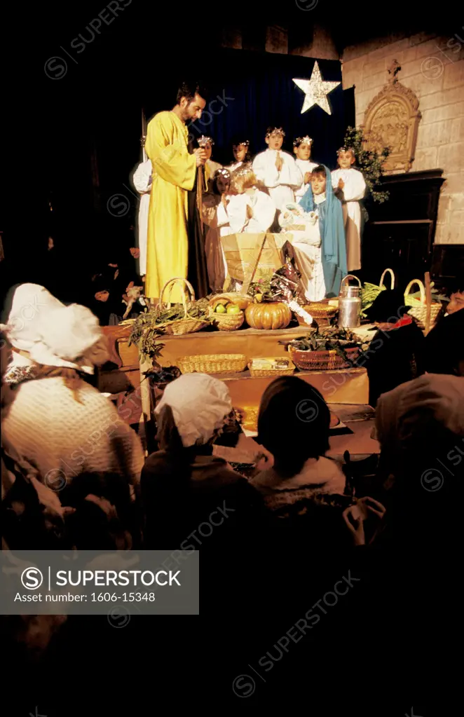 France, Provence-Alpes-Côte d'Azur, Vaucluse, Le Thor, Christmas of Provence, alive crib in church, children, offerings