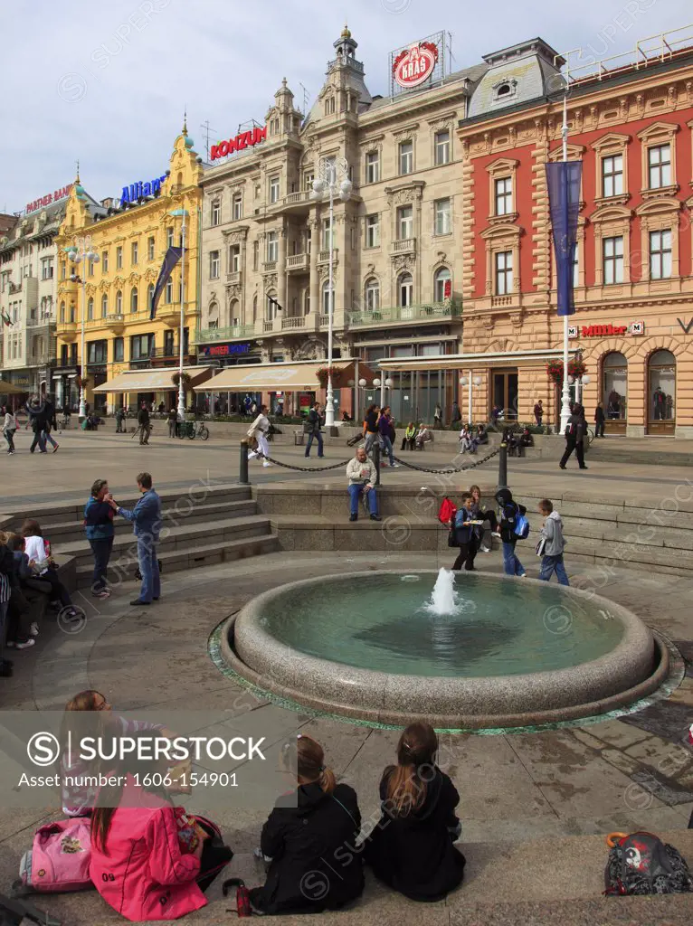Croatia, Zagreb, Jelacic Square, fountain, people,
