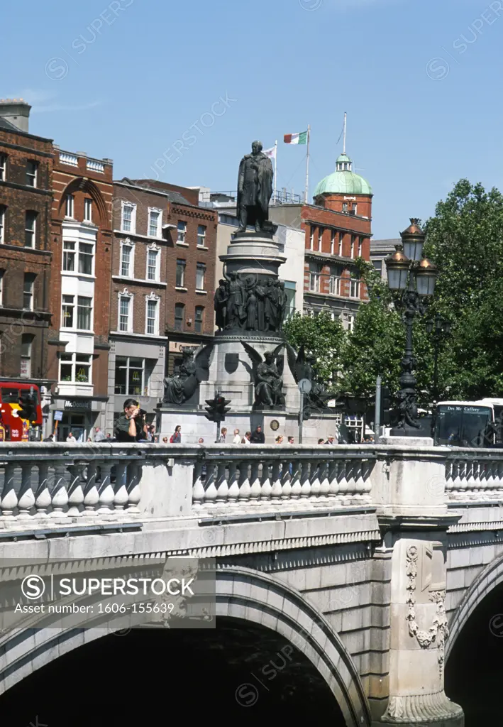 Ireland, Dublin, O'Connell Bridge & Statue,
