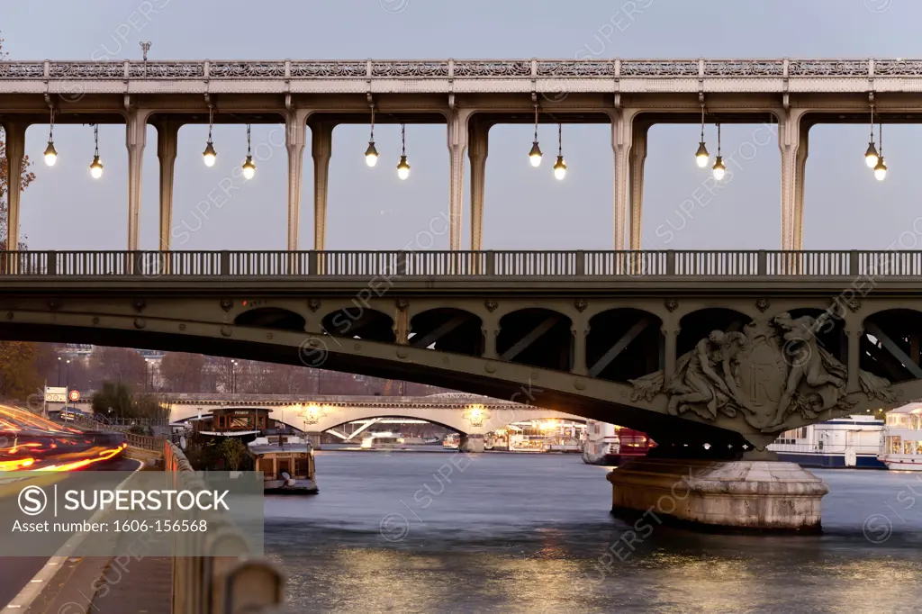 France, Paris, Bir hakeim bridge and the Seine river