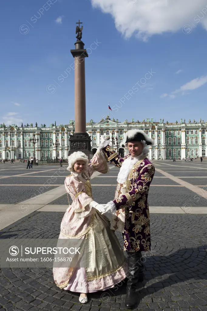 Rusia , San Petersburg City, Couple in traditional cloths ,Dvortsovaya Square , Alexander Column and the Winter Palace Bldg.