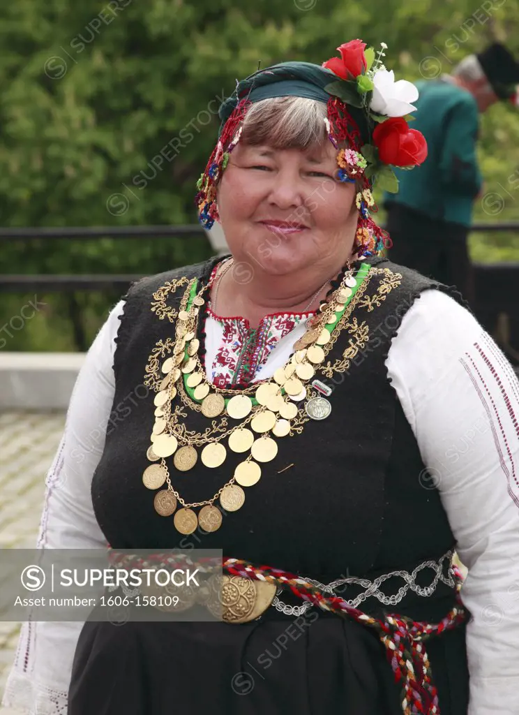 Bulgaria, Veliko Tarnovo, woman in traditional dress,