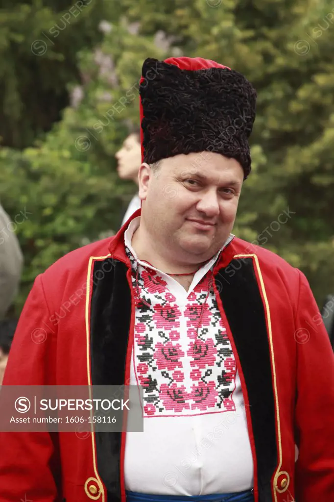 Bulgaria, Veliko Tarnovo, man in traditional dress,