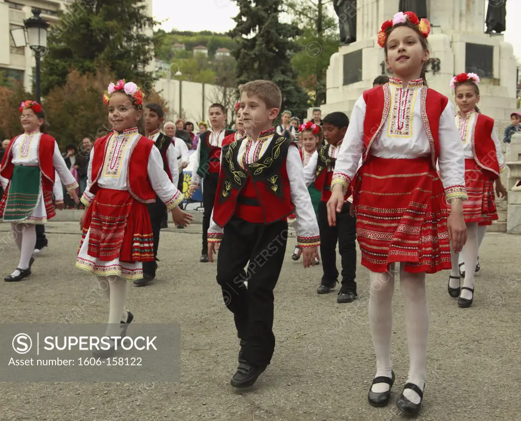 Bulgaria, Veliko Tarnovo, festival, dancing children,