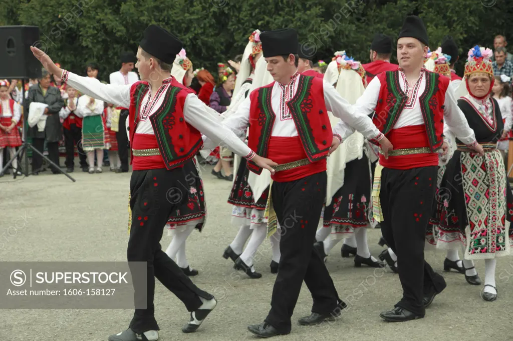 Bulgaria, Veliko Tarnovo, festival, dancing people,