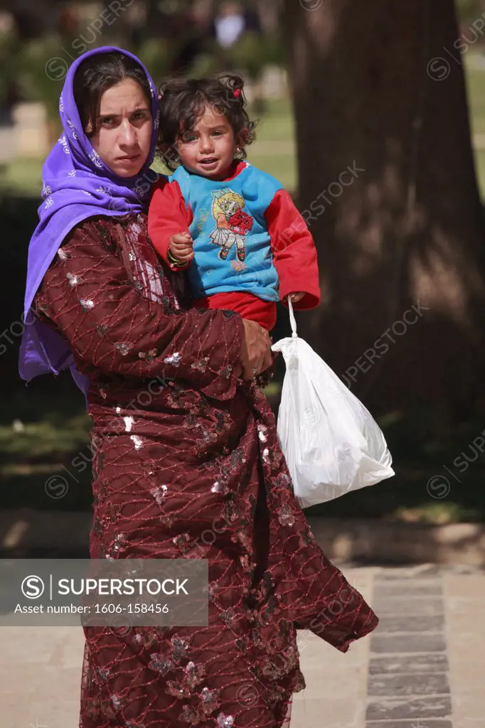 Turkey, Sanliurfa, mother and daughter,
