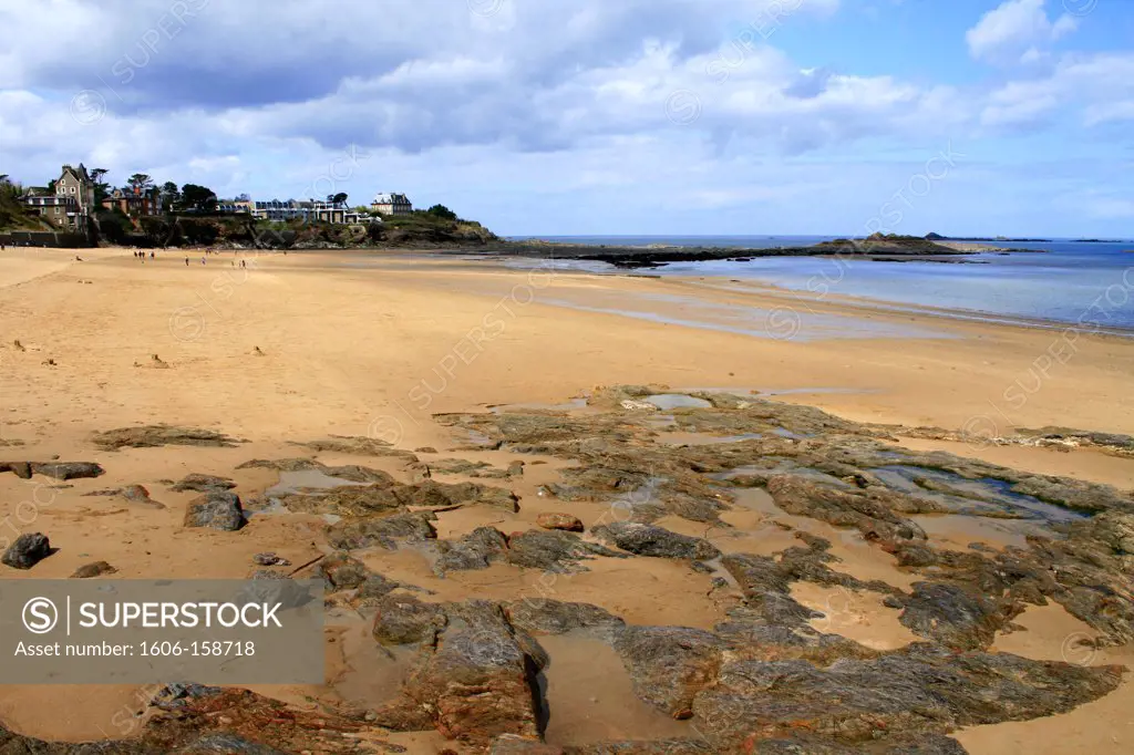 France,Brittany,Ile et Vilaine,Dinard, Enogat beach at low tide, city in the background