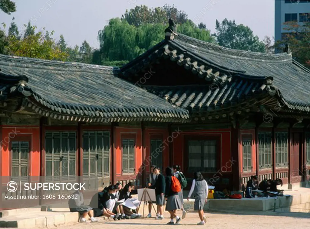 South Korea, Seoul, Changgyeonggung Palace, schoolgirls,